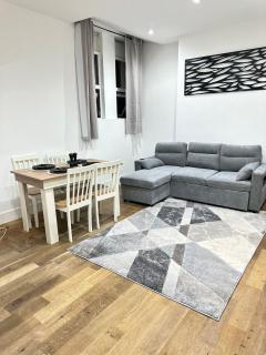 Sky High Apartment in Streatham - 6