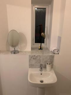 Fabulous 3 bed house close to Lakeside shopping Centre - 5