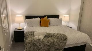 Fabulous 3 bed house close to Lakeside shopping Centre - 4