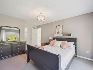 Stylish Renovated 3BR Home-Perfect Family Location - 7