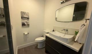 Deluxe Room with Private Bathroom & Fast WiFi - 3