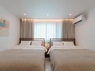 OPEN SALE, SONG Stay Park, Airport Railroad, Hongdae Station, Yeontral Park, 7 people, queen bed, air conditioner in each room, dryer, WiFi, foreigners only - 2