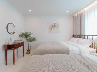 OPEN SALE, SONG Stay Park, Airport Railroad, Hongdae Station, Yeontral Park, 7 people, queen bed, air conditioner in each room, dryer, WiFi, foreigners only - 3