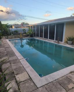 FloridaPalmBeachLakePool75FourPersonDaylySuperbLcn - 0