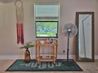 Flamingo Place - One block to Lauderdale Marine Center - 3 bedroom - 2 bath - King bed - 8