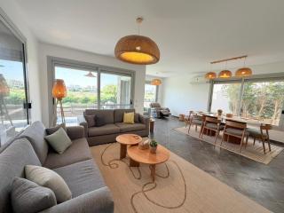 3BR Stylish Poolside Retreat Einbay Resort - 0