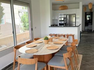 3BR Stylish Poolside Retreat Einbay Resort - 9