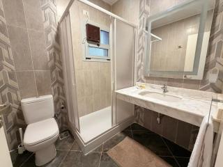 3BR Stylish Poolside Retreat Einbay Resort - 1