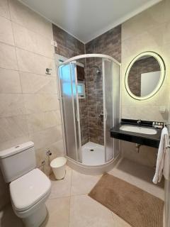 3BR Stylish Poolside Retreat Einbay Resort - 2