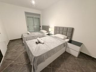 3BR Stylish Poolside Retreat Einbay Resort - 5