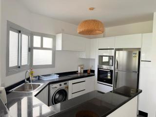 3BR Stylish Poolside Retreat Einbay Resort - 7