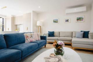 Brighton Coastal Hideaway with Free Parking - 4