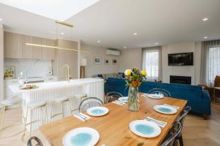 Brighton Coastal Hideaway with Free Parking - 3