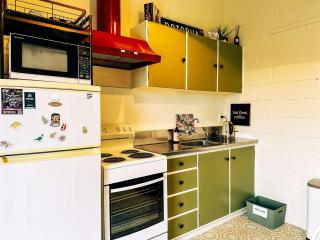 Inn Manahi - Cute One Bedroom with Sun Deck and Great Lake Views - 5