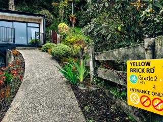 Inn Manahi - Cute One Bedroom with Sun Deck and Great Lake Views - 8