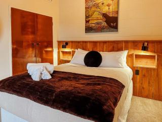 Inn Manahi - Cute One Bedroom with Sun Deck and Great Lake Views - 2