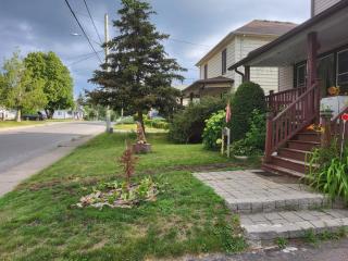 75 inch house with separate entrance and exit, one bedroom, one living room, private bathroom, there is a cute cat, a few minutes walk to many restaurants, 8 minutes drive to the big waterfall - 5