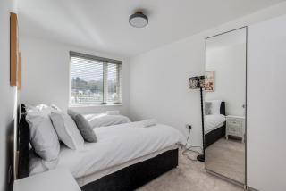 Stylish 4-BR House with 3 Ensuite & Free Parking - 6