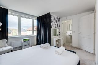 Stylish 4-BR House with 3 Ensuite & Free Parking - 5