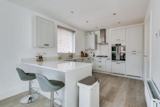 Stylish 4-BR House with 3 Ensuite & Free Parking - 3