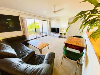2Br Apartment, Pool, 12 mins to Airport - 8