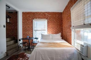 Modern Bachelor in Hollywood - 0