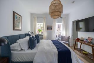 Studio in Beachwood Canyon - 9