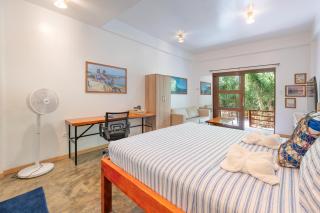 Fat Lips Surf Lodge - 9