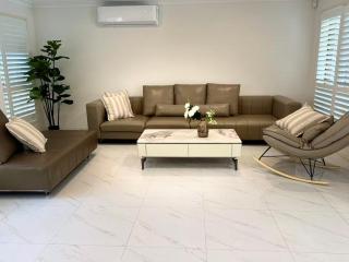 Spacious Family Retreat with Pool in Carindale - 7