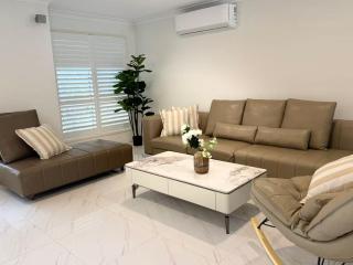 Spacious Family Retreat with Pool in Carindale - 4