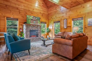 200 Pines- Log Cabin with Fall Views, Hot tub & Indoor Pool - 3