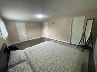 Perfect Friends & Family Getaway - Spacious 3BR with Backyard - 6