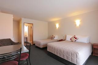 Admiral Court Motel & Apartments - 3