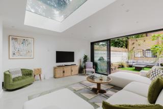 Beautifully Curated 3BD House in Gated Mews - 0