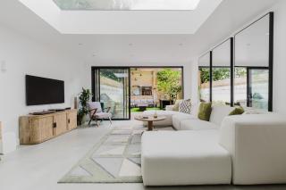 Beautifully Curated 3BD House in Gated Mews - 3