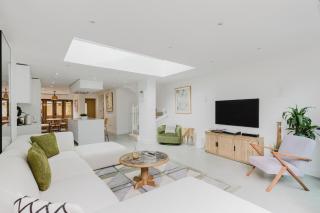 Beautifully Curated 3BD House in Gated Mews - 2