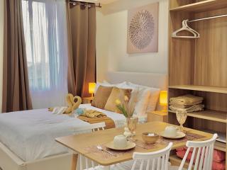 Luxe Bed Free Wi-Fi Netflix Pool Gym Near Airport and Mactan Newtown - 0