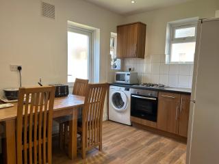 Bright 2BDR Home with Garden and Parking Wembley - 9