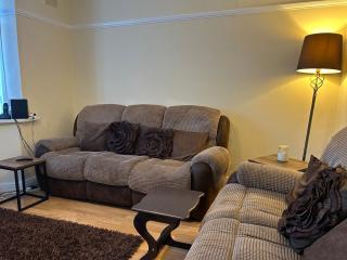 Bright 2BDR Home with Garden and Parking Wembley - 4