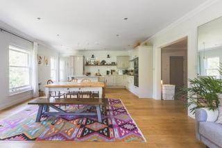 Luxurious Bright and Airy 1BDR Flat - 2