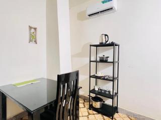 1BDM Aptmt near Victoria place- lively busy area- along the roadside - 6