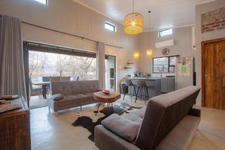 Chui House A Bush Retreat with Pool and AC Near Kruger Gate - 8