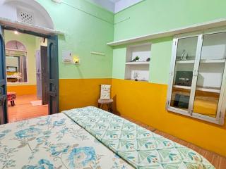 Divine Stay- Facing Krishna Janambhoomi Temple- Family Curated HomeStay - Hotel Like Amenities - 7