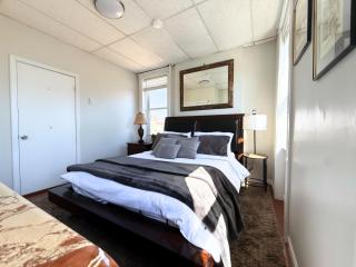 3 Bedroom Smart Apartment Sleeps 11 with Parking Near Times Square - 1