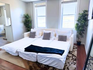 3 Bedroom Smart Apartment Sleeps 11 with Parking Near Times Square - 4