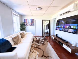 3 Bedroom Smart Apartment Sleeps 11 with Parking Near Times Square - 0