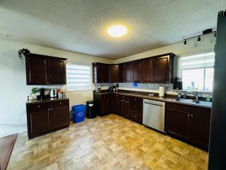 Cozy 4BR home near West Edmonton Mall - 8
