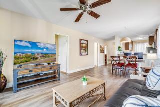 Private Lanai! - AC -5 minute walk from beach! - 9