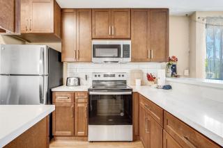 Private Lanai! - AC -5 minute walk from beach! - 7