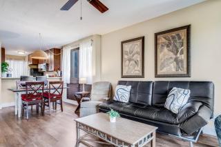 Private Lanai! - AC -5 minute walk from beach! - 6